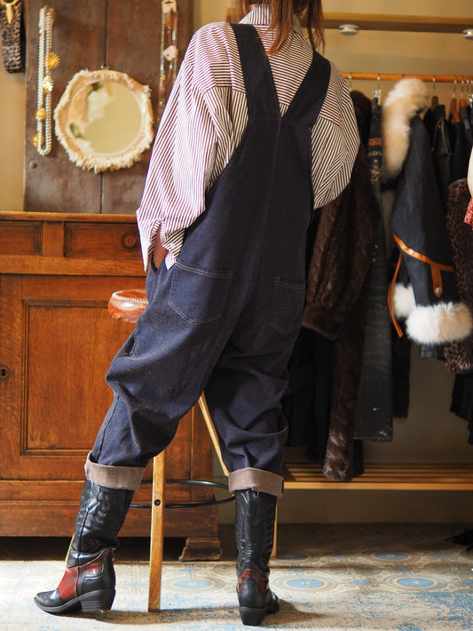 Superbe salopette noir/marron. Intérieur effet fine éponge taupe. ( Elle n'est pas en jeans).
Taille unique convient du 36 au 42.
.95% Coton 5% Elasthane.
Largeur tour de hanches 120cm.