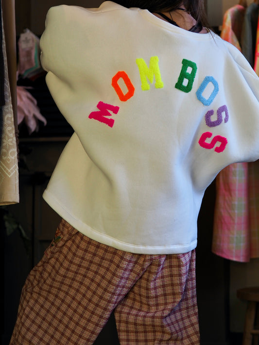 Taille unique convient du 36 au 46.
Mesures : Tour de poitrine 150cm Longueur dos 63cm.
Composition : 100% Coton.
Cathy mesure 1m66 fait un 36 et porte une taille unique.
Sweat épais blanc avec flocage dans le dos. Coupe droite. Manches courtes élastiques.