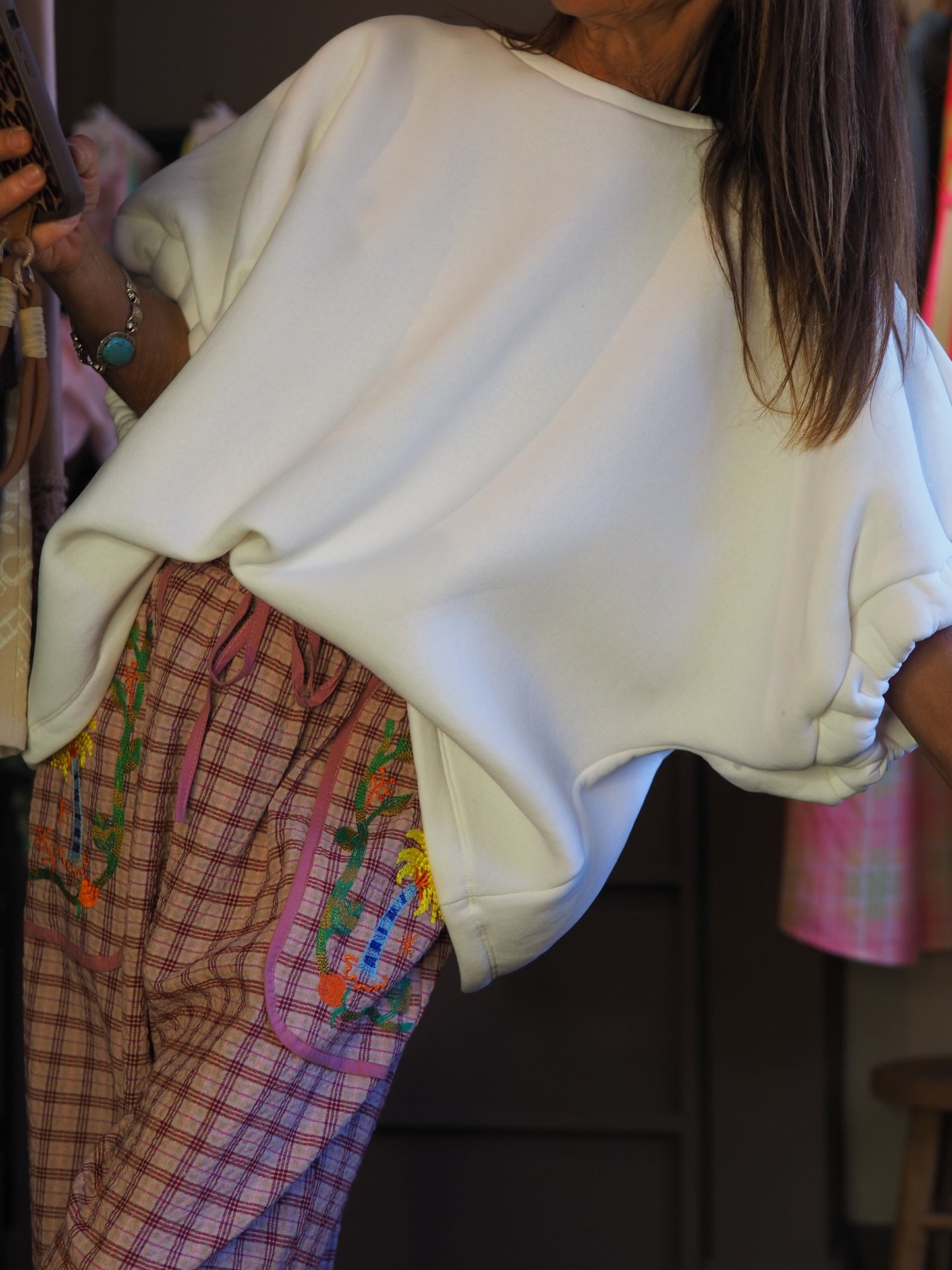 Taille unique convient du 36 au 46.
Mesures : Tour de poitrine 150cm Longueur dos 63cm.
Composition : 100% Coton.
Cathy mesure 1m66 fait un 36 et porte une taille unique.
Sweat épais blanc avec flocage dans le dos. Coupe droite. Manches courtes élastiques.