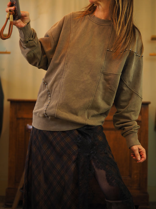 Sweat choco délavé. Effet bi matière et clouté.
Taille unique convient du 36 au 38/40.
100% Coton.
Tour de poitrine 116cm Longueur dos 66cm.