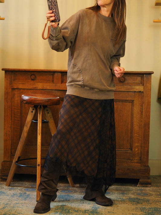 Sweat choco délavé. Effet bi matière et clouté.
Taille unique convient du 36 au 38/40.
100% Coton.
Tour de poitrine 116cm Longueur dos 66cm.