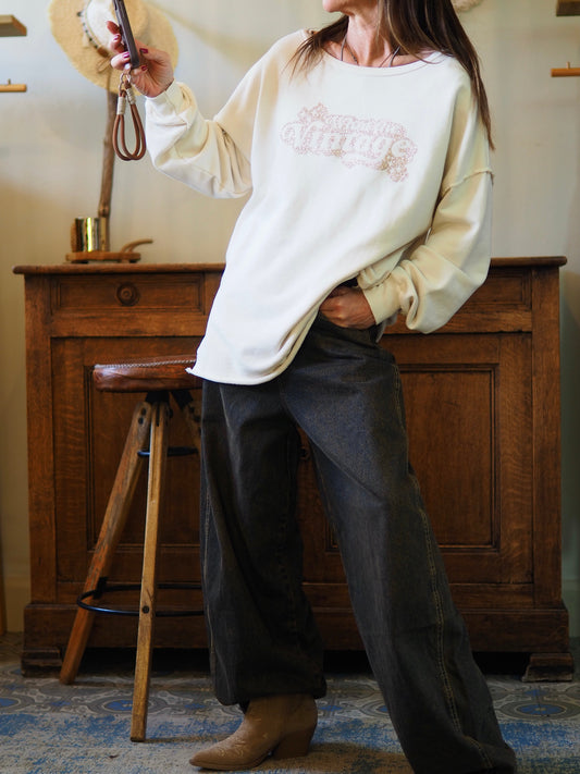 Sweat écru. Coupe droite.
Taille unique du 36 au 44.
100% Coton.
Tour de poitrine 136cm Longueur dos 73cm.