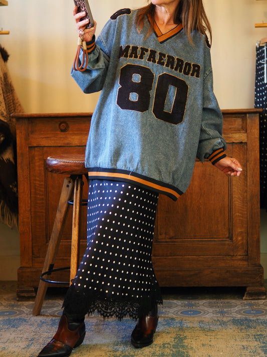 Sweat en jeans bleu souple.
Taille unique convient du 36 au 44.
55% Viscose 23% PBT 19% Nylon 3% Elasthane.
Tour de poitrine 138cm Longueur dos 72cm.