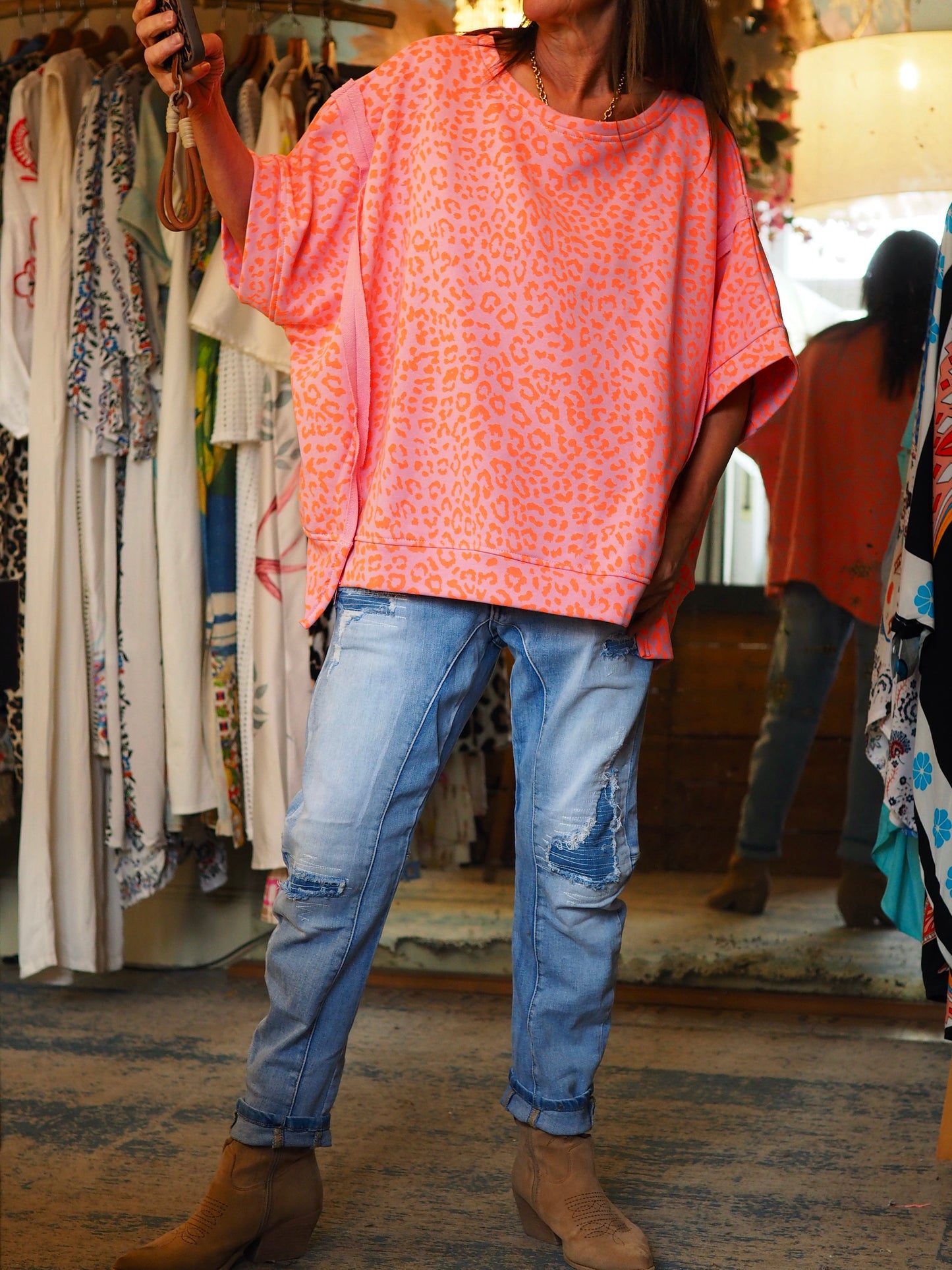 Magnifique sweat oversize fond rose/parme motifs oranges fluos.
80% Coton 20% Polyester.
Taille unique convient du 36 au 46 et plus.
Tour de poitrine 184cm Longueur dos 71cm.