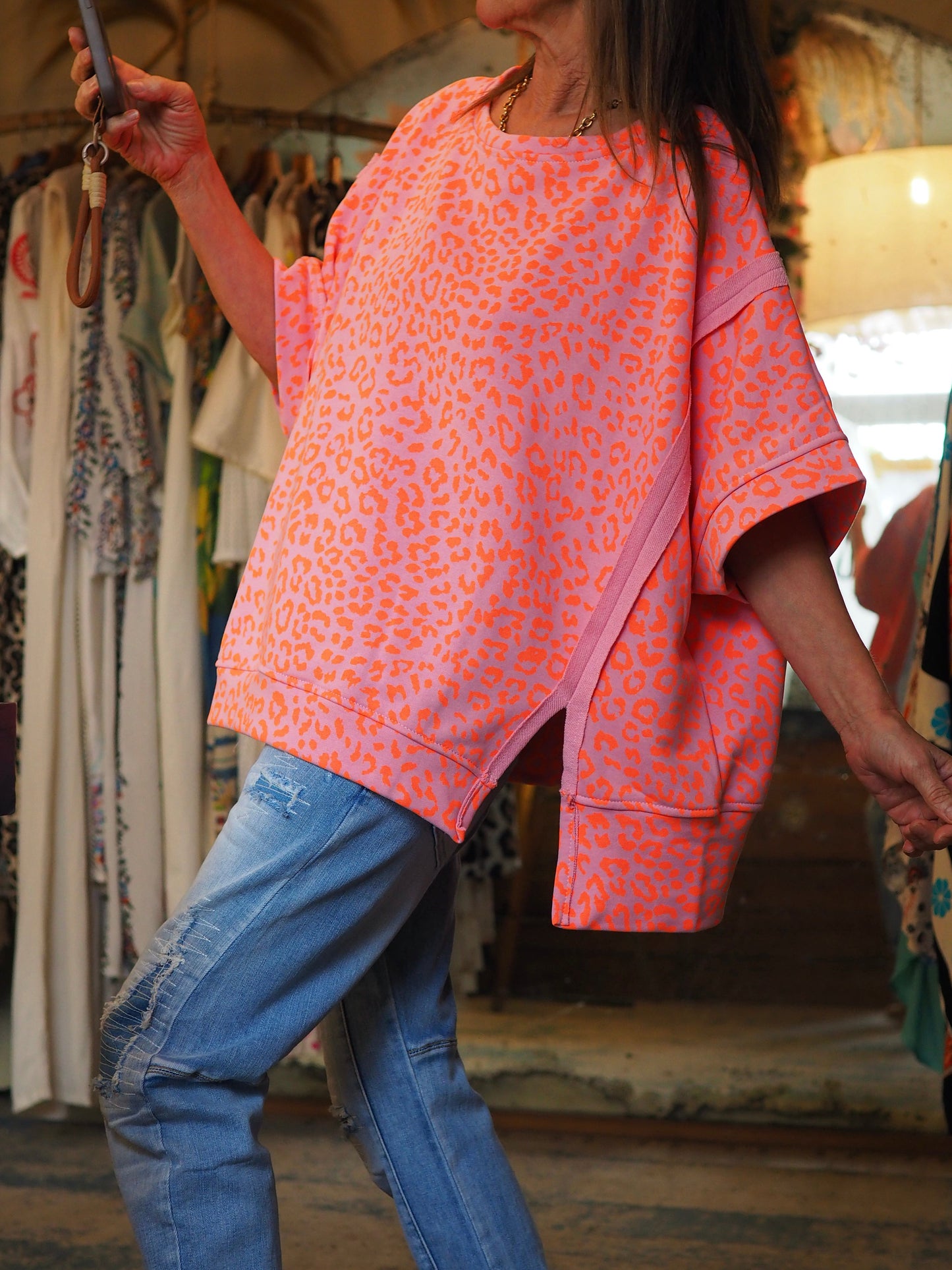 Magnifique sweat oversize fond rose/parme motifs oranges fluos.
80% Coton 20% Polyester.
Taille unique convient du 36 au 46 et plus.
Tour de poitrine 184cm Longueur dos 71cm.