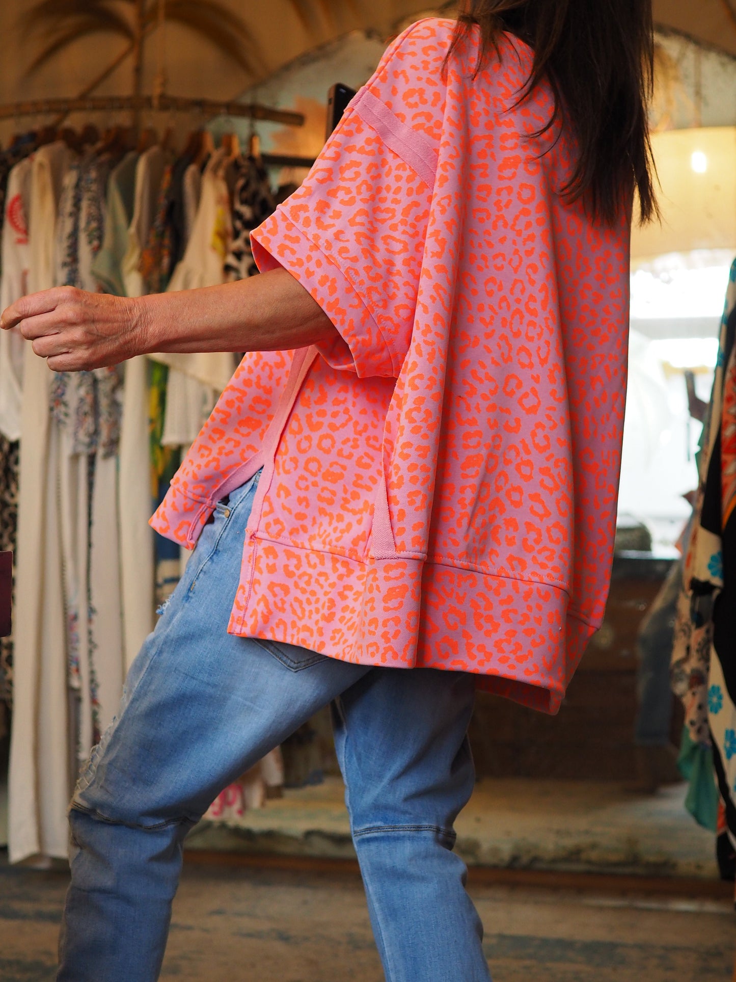 Magnifique sweat oversize fond rose/parme motifs oranges fluos.
80% Coton 20% Polyester.
Taille unique convient du 36 au 46 et plus.
Tour de poitrine 184cm Longueur dos 71cm.