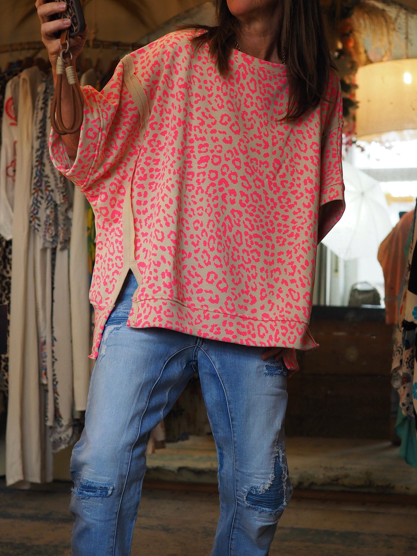 Magnifique sweat oversize fond beige motifs roses fluos.
80% Coton 20% Polyester.
Taille unique convient du 36 au 46 et plus.
Tour de poitrine 184cm Longueur dos 71cm.
