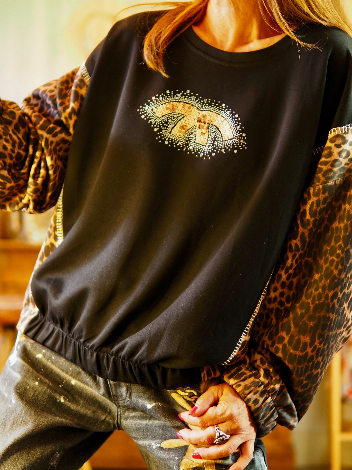 Sweat noir et leopard touché maillot. Elastique dans le bas.
60% Viscose 30% Polyester 10% Elasthane.
Taille unique convient du 36 au 42/44.
Tour de poitrine 140cm Longueur dos 63cm.