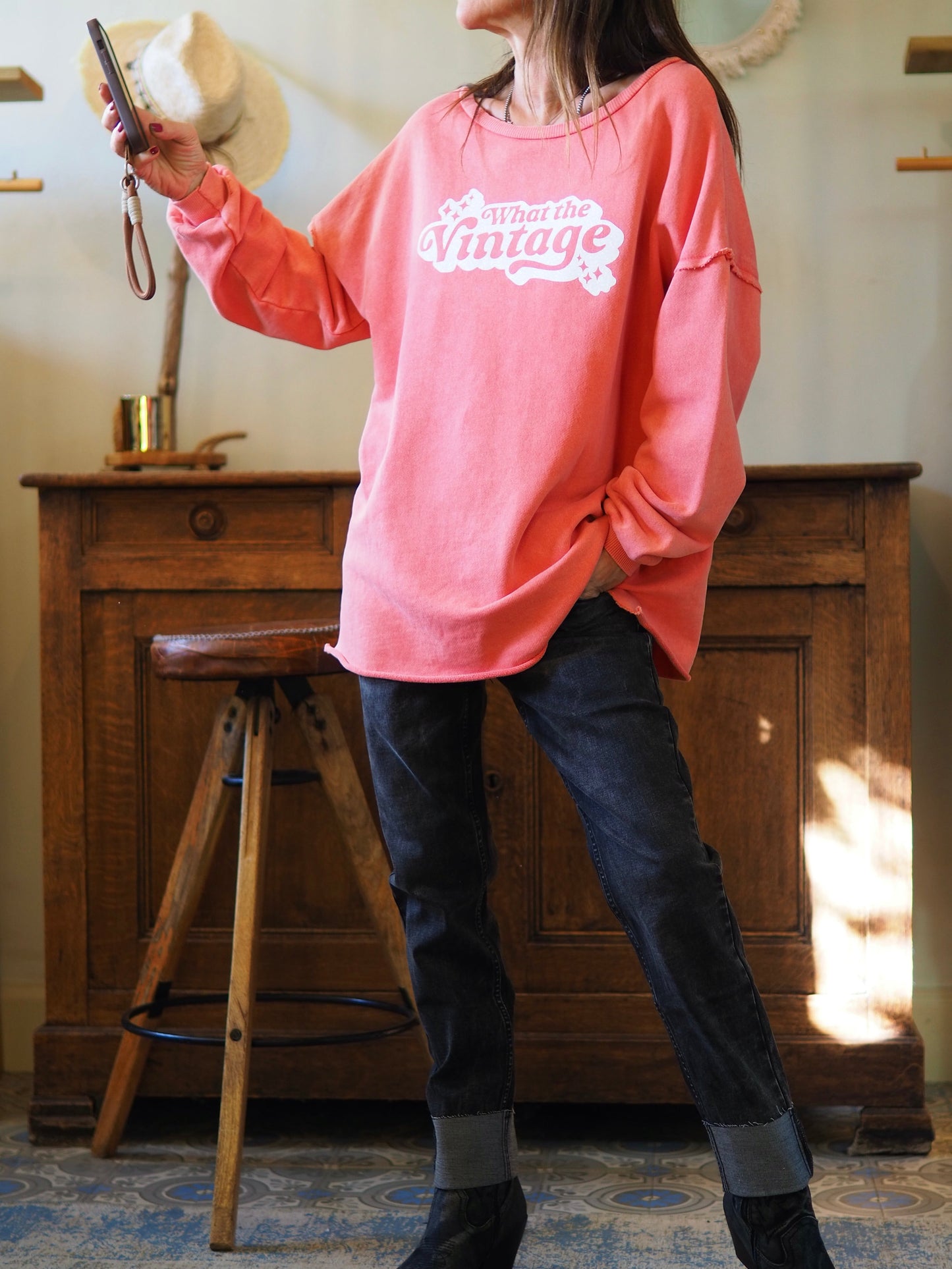 Sweat rouge/corail délavé. Coupe droite.
Taille unique du 36 au 44.
100% Coton.
Tour de poitrine 136cm Longueur dos 73cm.