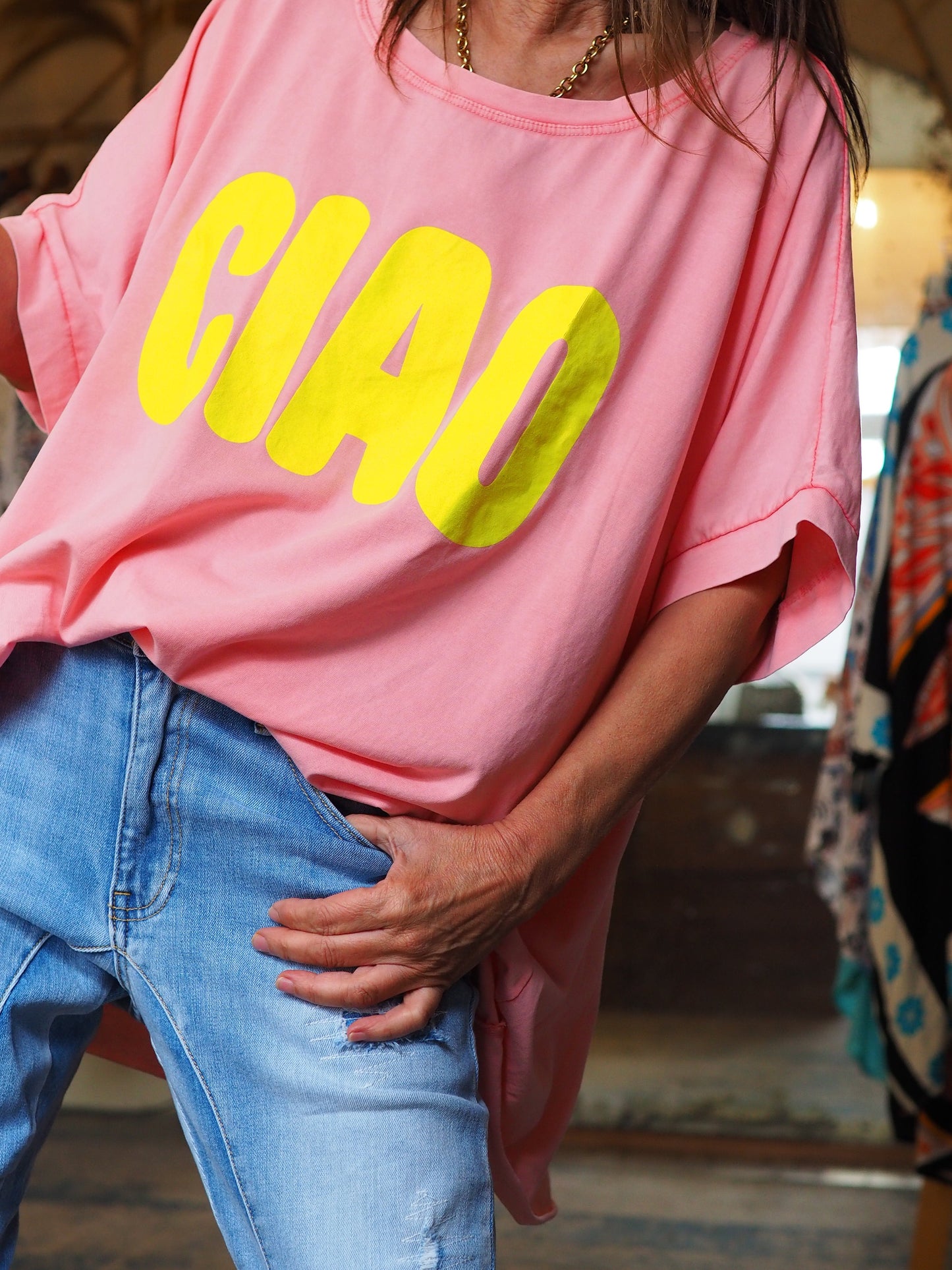 Teeshirt oversize corail clair. Inscriptions jaunes fluos.
95% Coton 5% Elasthane.
Taille unique convient du 36 au 46 et plus.
Tour de poitrine 160cm Longueur dos 80cm.