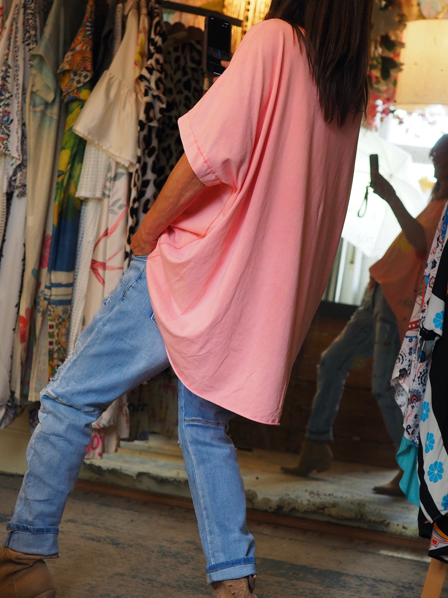 Teeshirt oversize corail clair. Inscriptions jaunes fluos.
95% Coton 5% Elasthane.
Taille unique convient du 36 au 46 et plus.
Tour de poitrine 160cm Longueur dos 80cm.