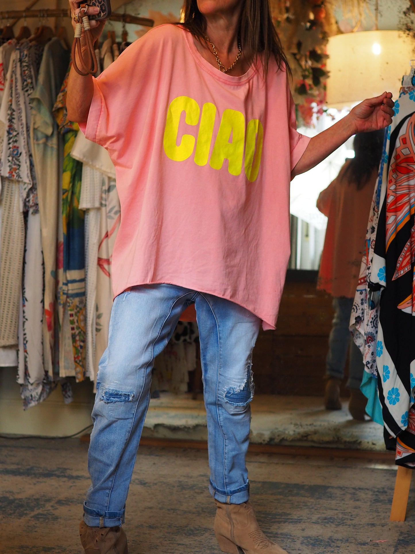 Teeshirt oversize corail clair. Inscriptions jaunes fluos.
95% Coton 5% Elasthane.
Taille unique convient du 36 au 46 et plus.
Tour de poitrine 160cm Longueur dos 80cm.