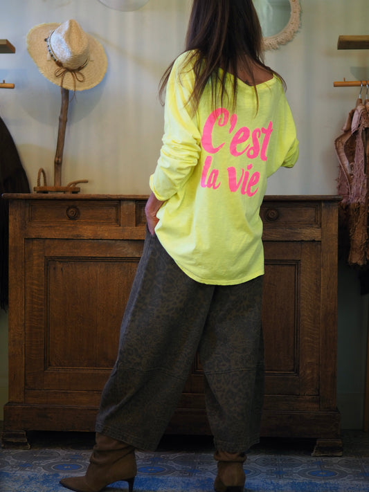 Teeshirt jaune inscriptions rose fluo.
Taille unique du 36 au 44.
100% Coton.
Tour de poitrine 120cm Longueur dos 68cm.