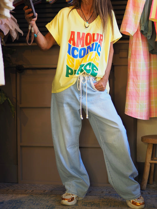 Taille unique convient du 36 au 44.
Mesures : Tour de poitrine 130cm Longueur dos 64cm.
Composition : 95% Coton 5% Elasthane.
Cathy mesure 1m66 fait un 36 et porte une taille unique.
Teeshirt jaune avec inscriptions.