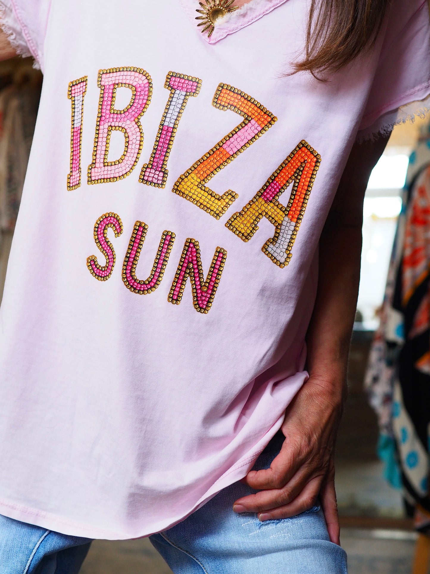 Teeshirt rose impressions Ibiza Sun ( pas de vrai perles).
95% Coton 5% Elasthane.
Taille unique convient du 36 au 42.
Tour de poitrine 114cm Longueur dos 69cm.