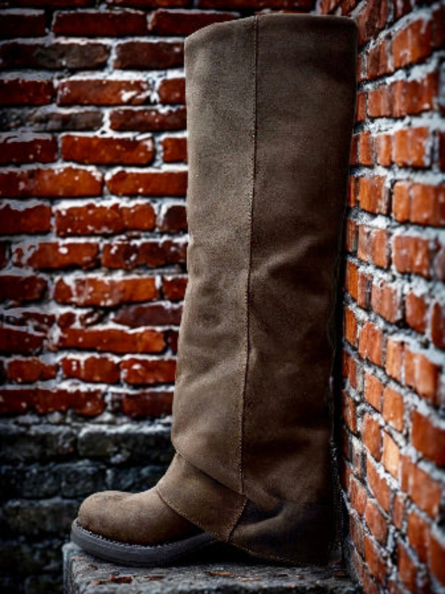 Bottes imitation daim marron.
Hauteur talon : 4cm.
Diamétre mollet : 40cm.
Hauteur botte(talon compris) : 50cm.