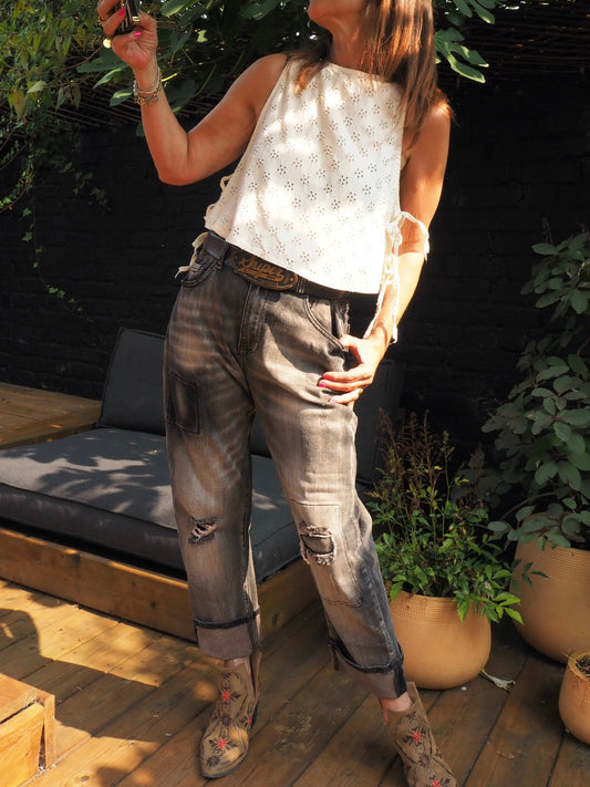 Top écrue en broderie anglaise avec noeuds sur les cotés. 100% Coton. Taille unique convient du 36 au 38.