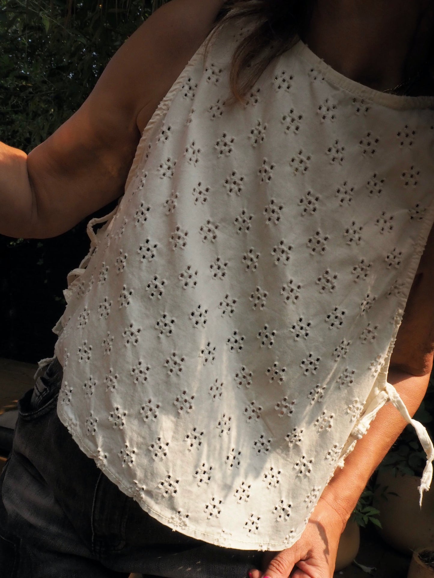 Top écrue en broderie anglaise avec noeuds sur les cotés. 100% Coton. Taille unique convient du 36 au 38.