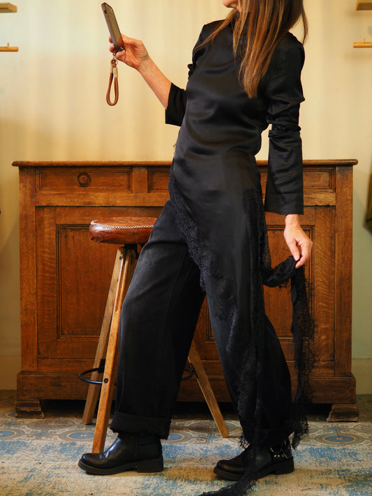 Blouse effet satin noir. Destructurée avec dentelle noire ( qui peut être recoupée sur quelques centimétres). 
Taille S/M-36/38 et M/L-38/40 
97% Viscose 3% Elasthane.
S/M : Tour de poitrine  92cm. M/L : Tour de taille max 96cm