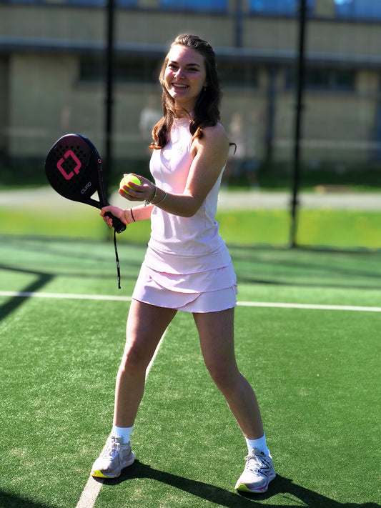 Taille S/36 M/38 L/40 XL/42
Composition : 75% Nylon 25% Spandex.
Salomé mesure 1m66 fait un 36 et porte la taille S.
Magnifique top de Padel rose pâle. Ouverture tirette.