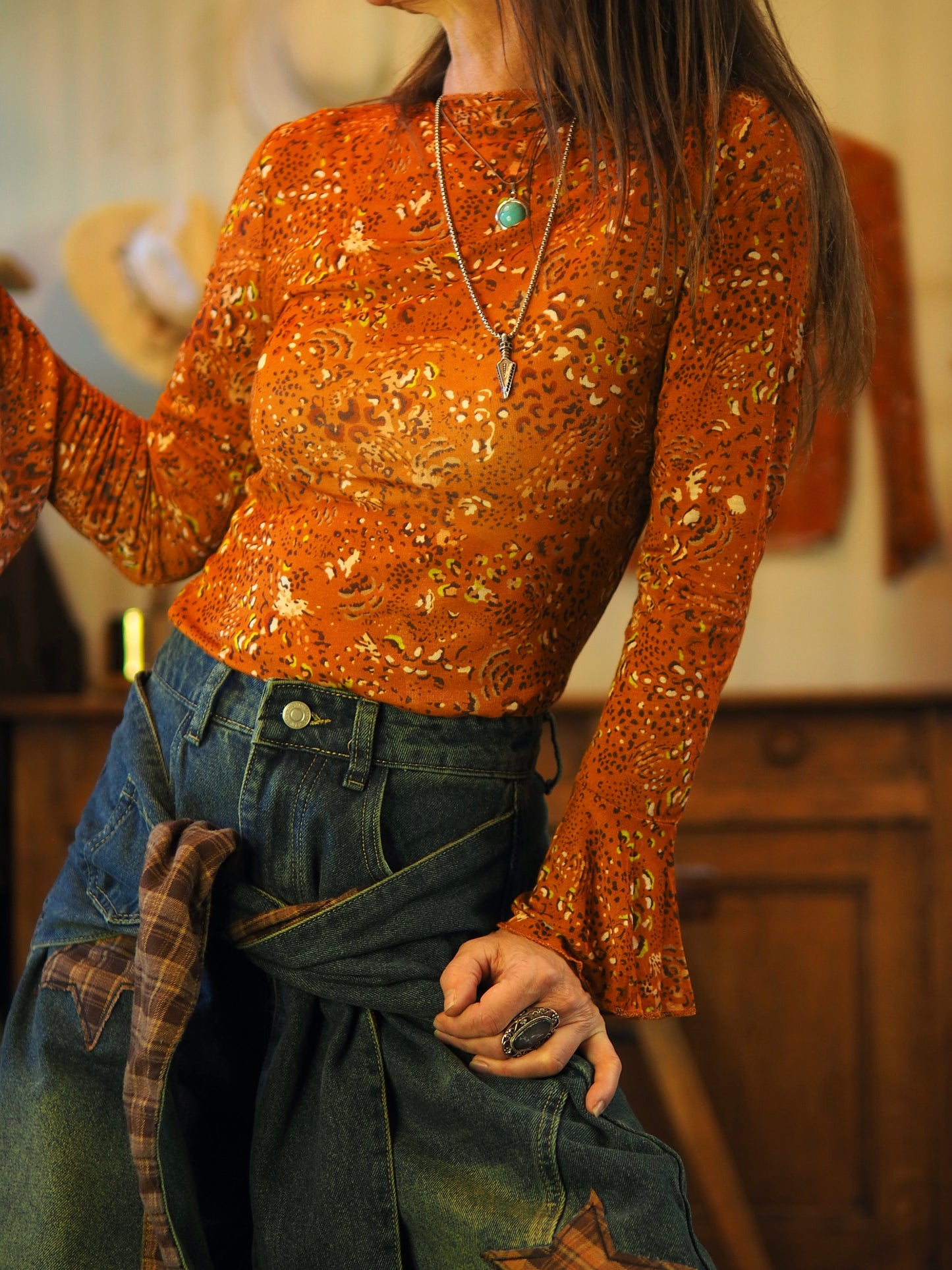 Top resille dans les tons camel. Très élastique.
Taille unique convient du 34 au 40.
50% Viscose 45% Modal 5% Elasthanne.