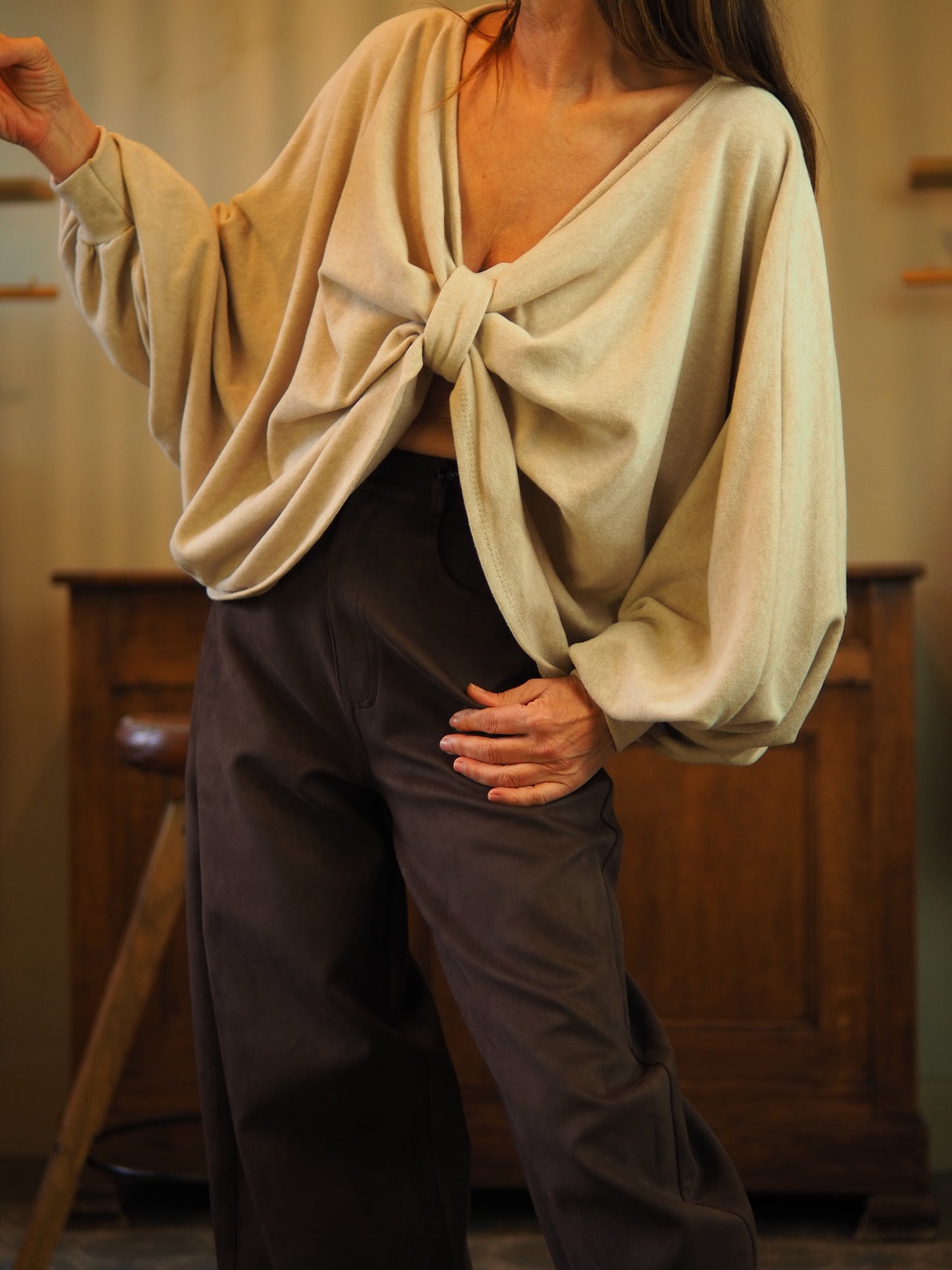 Blouse touché velours trés doux, beige. Noeud à l'avant. Sera trés jolie sur une robe droite modéle combinaison tendance.
Taille unique convient du 36 au 46.
80% Viscose 15% Polyester 5% Elasthane.
Longueur dos 54cm
