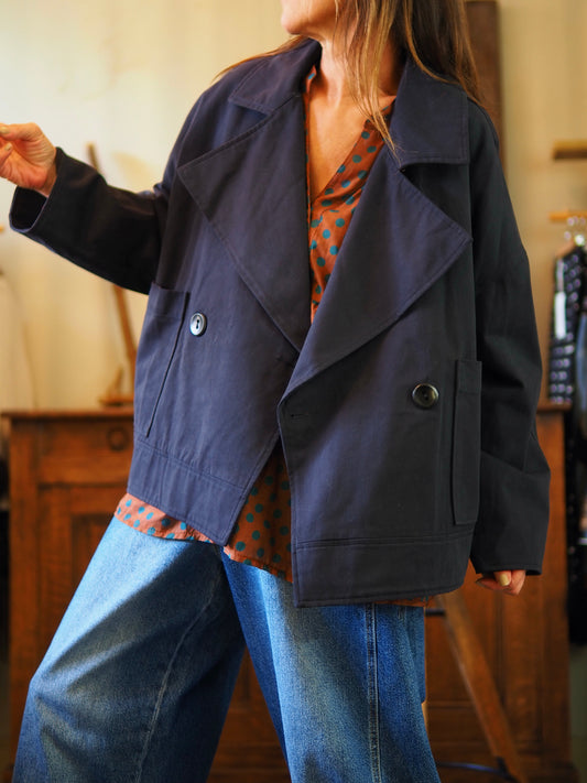 Magnifique veste marine doublée carreaux.
Taille unique convient du 36 au 44.
100% Coton.
Tour de poitrine 136cm Longueur dos 68cm.