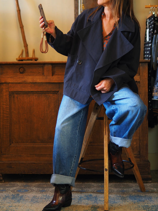 Magnifique veste marine doublée carreaux.
Taille unique convient du 36 au 44.
100% Coton.
Tour de poitrine 136cm Longueur dos 68cm.