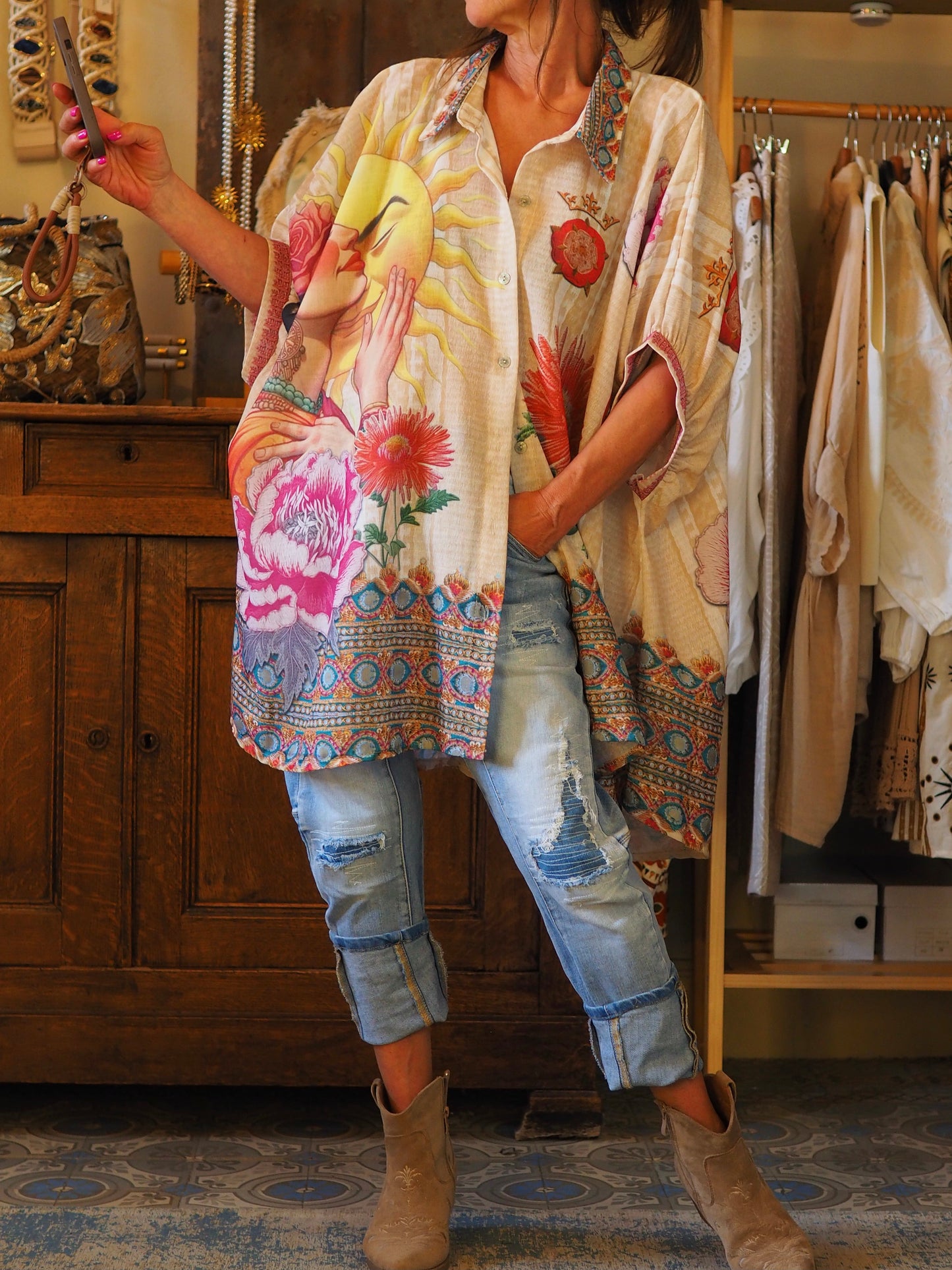 Robe ou tunique tons beige et dessins orangé, rosé, turquoise... Pour les plus petites elle peut être portée en robe et pour les plus grandes en tunique.
80% Polyester 20% Viscose .
Taille unique convient du 36 au 46.
Tour de poitrine 180cm Longueur dos 90cm.