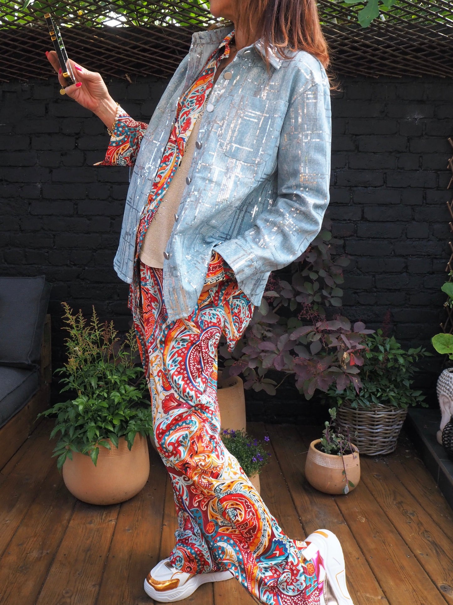 Veste en coton bleu clair avec sequins argentés. Pour briller au soleil.. 80% Coton 20% Polyester. Taille S/36 M/38 L/40. Peut convenir à une taille supérieur.