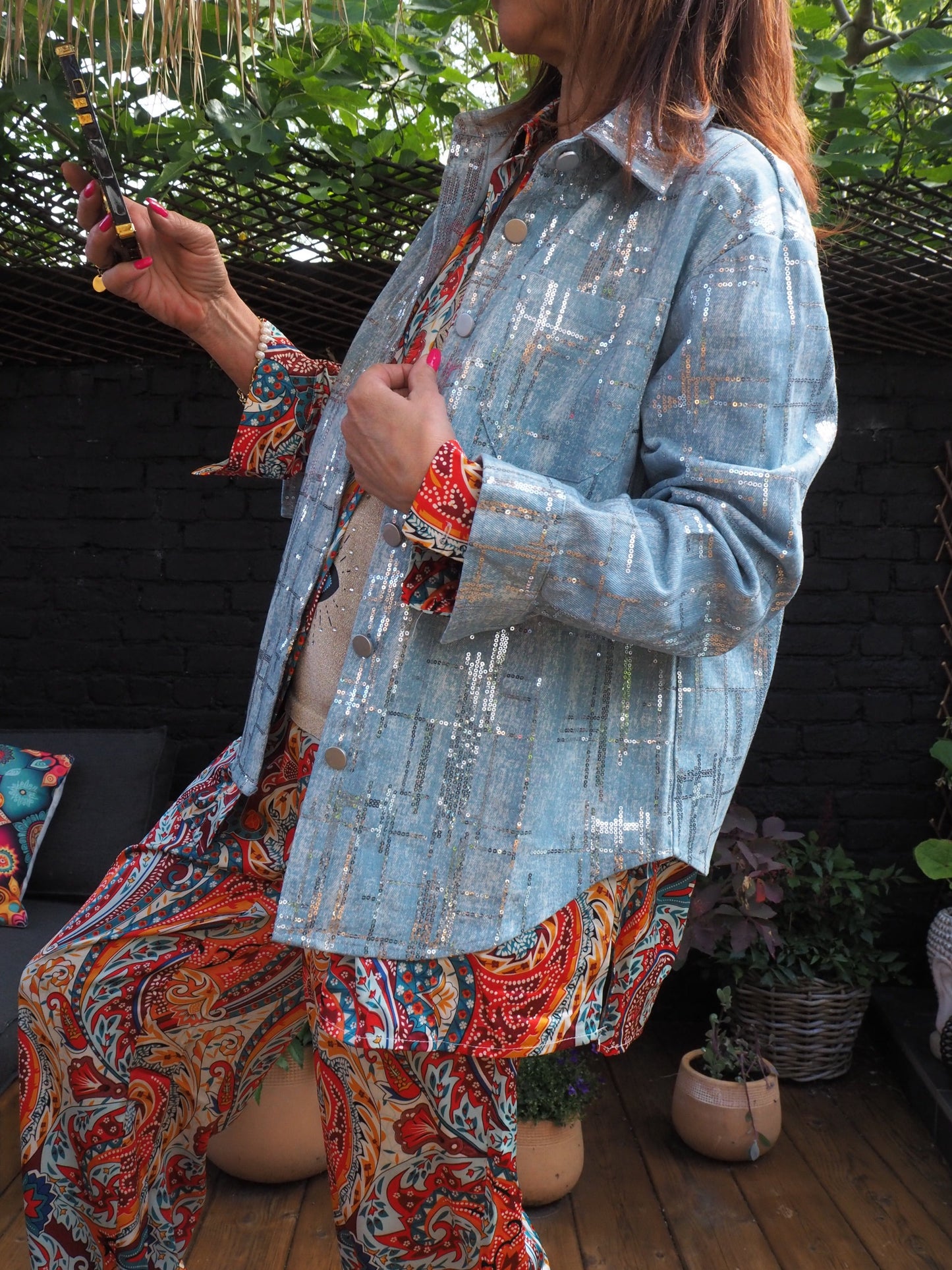 Veste en coton bleu clair avec sequins argentés. Pour briller au soleil.. 80% Coton 20% Polyester. Taille S/36 M/38 L/40. Peut convenir à une taille supérieur.