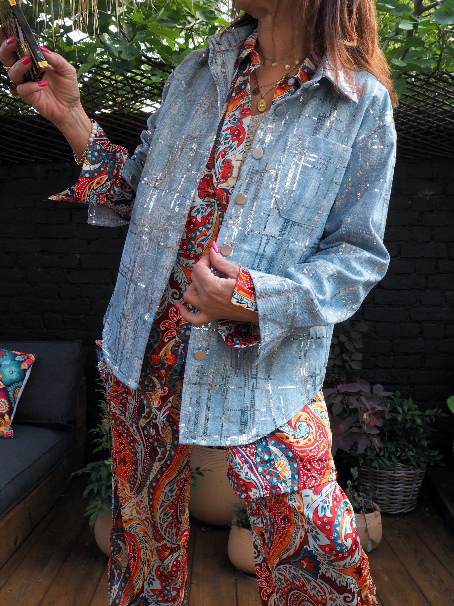 Veste en coton bleu clair avec sequins argentés. Pour briller au soleil.. 80% Coton 20% Polyester. Taille S/36 M/38 L/40. Peut convenir à une taille supérieur.