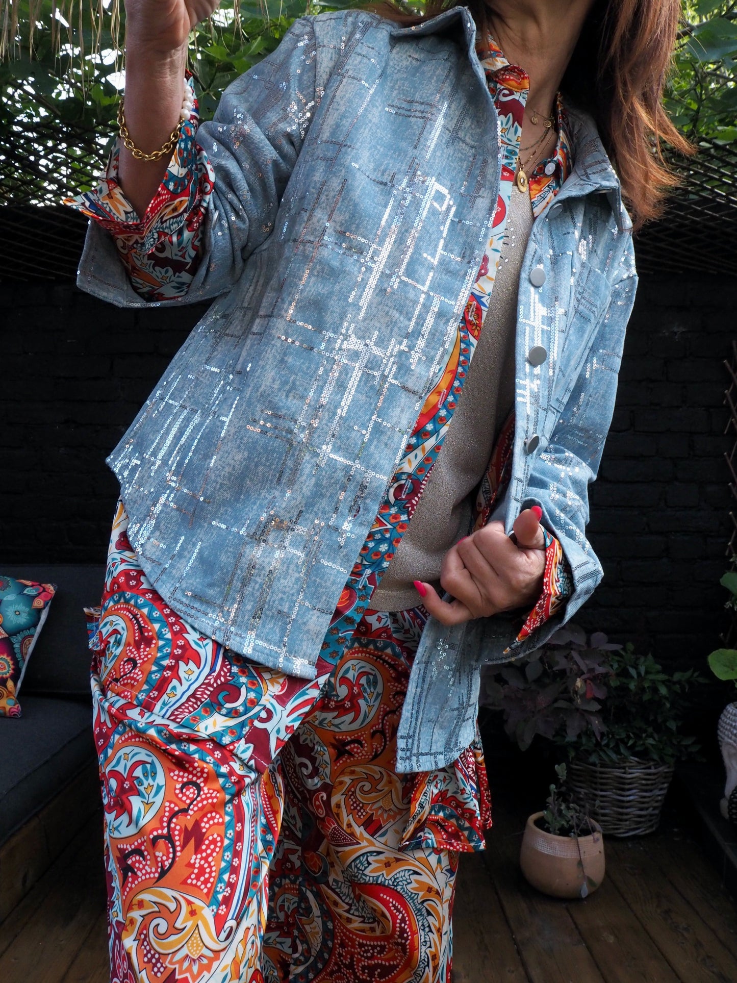 Veste en coton bleu clair avec sequins argentés. Pour briller au soleil.. 80% Coton 20% Polyester. Taille S/36 M/38 L/40. Peut convenir à une taille supérieur.