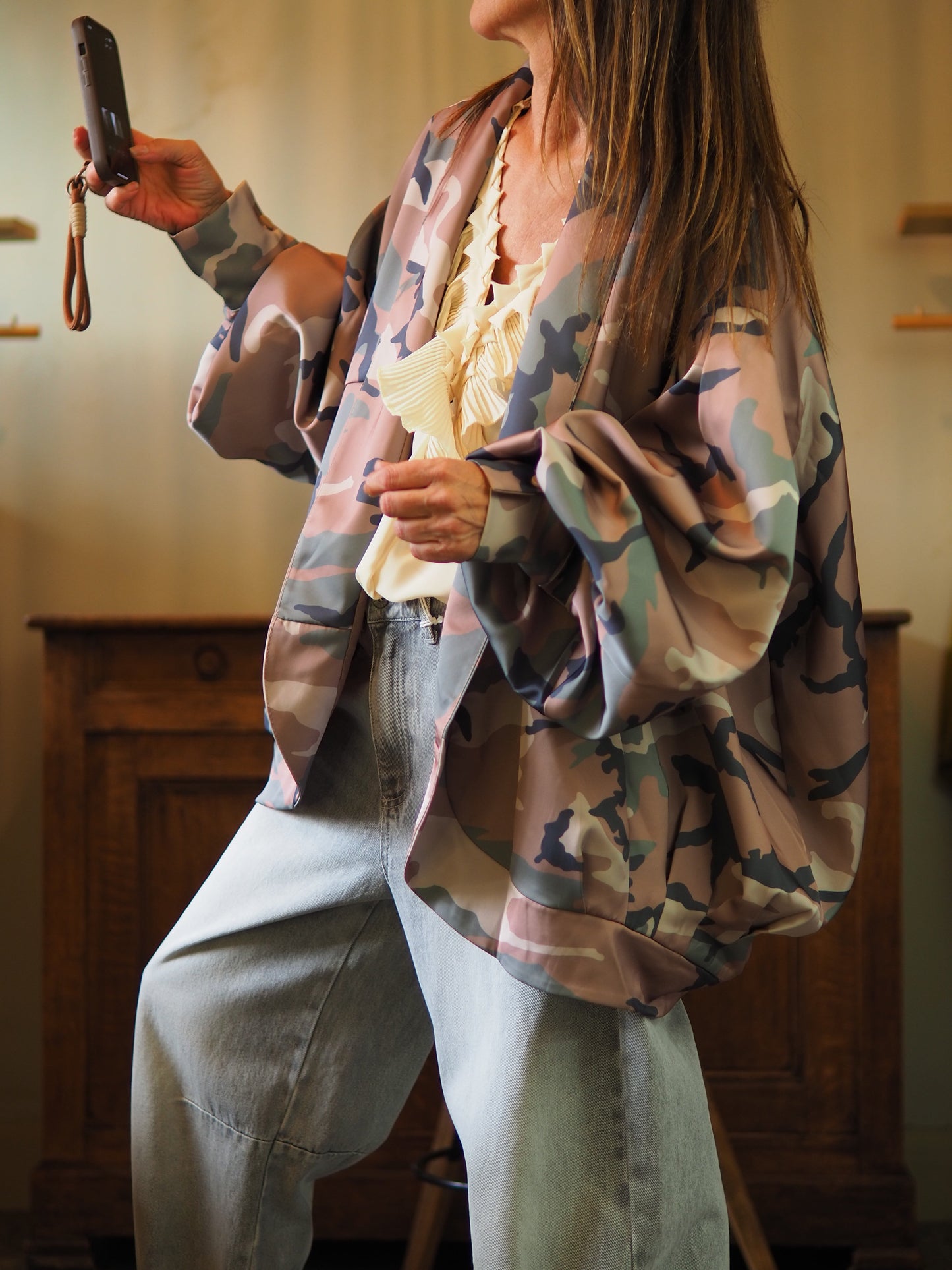 Mon coup de coeur, veste camouflage hyper ample. Touché satin. Doublée.
Taille unique convient du 36 au 46 et plus.
90% Polyester 10% Spandex.
Largeur dos 95cm Longueur dos 73cm.
