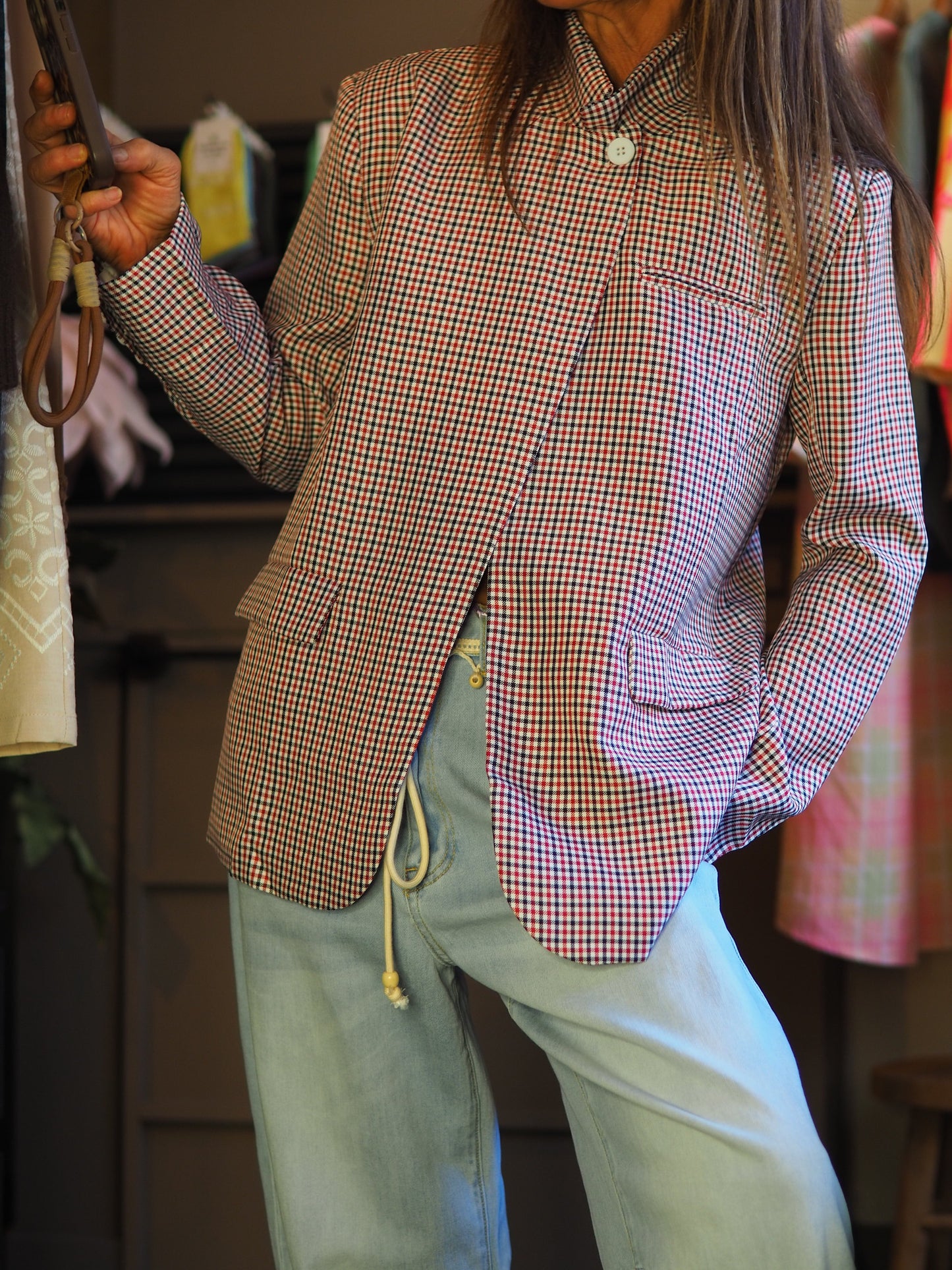 Taille S/M et M/L.
Mesures : S/M : Largeur dos 50cm Longueur dos 68cm. M/L : Largeur dos 53cm Longueur dos 70cm.
Composition : 90% Coton 10% Lin.
Cathy mesure 1m66 fait un 36 et porte une taille S/M.
Veste carreaux rouge, coupe croisée. Doublée.