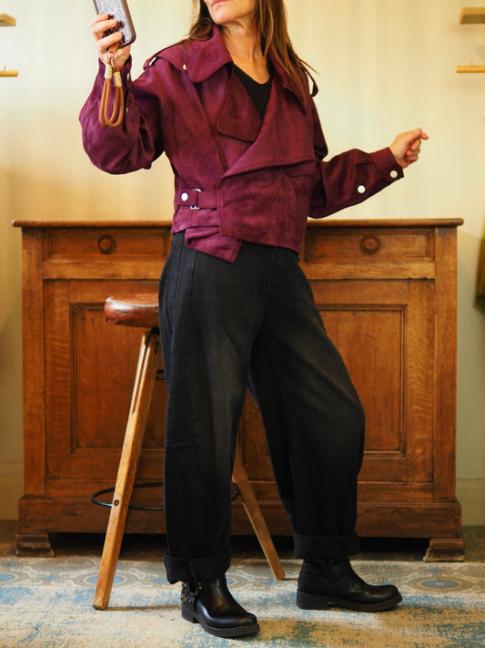 Splendide blouson en suédine bordaux. Doublé.
Taille unique convient du 36 au 40. 
96% Polyester 4% Elasthane.
Tour de poitrine 128cm Longueur dos 51cm.