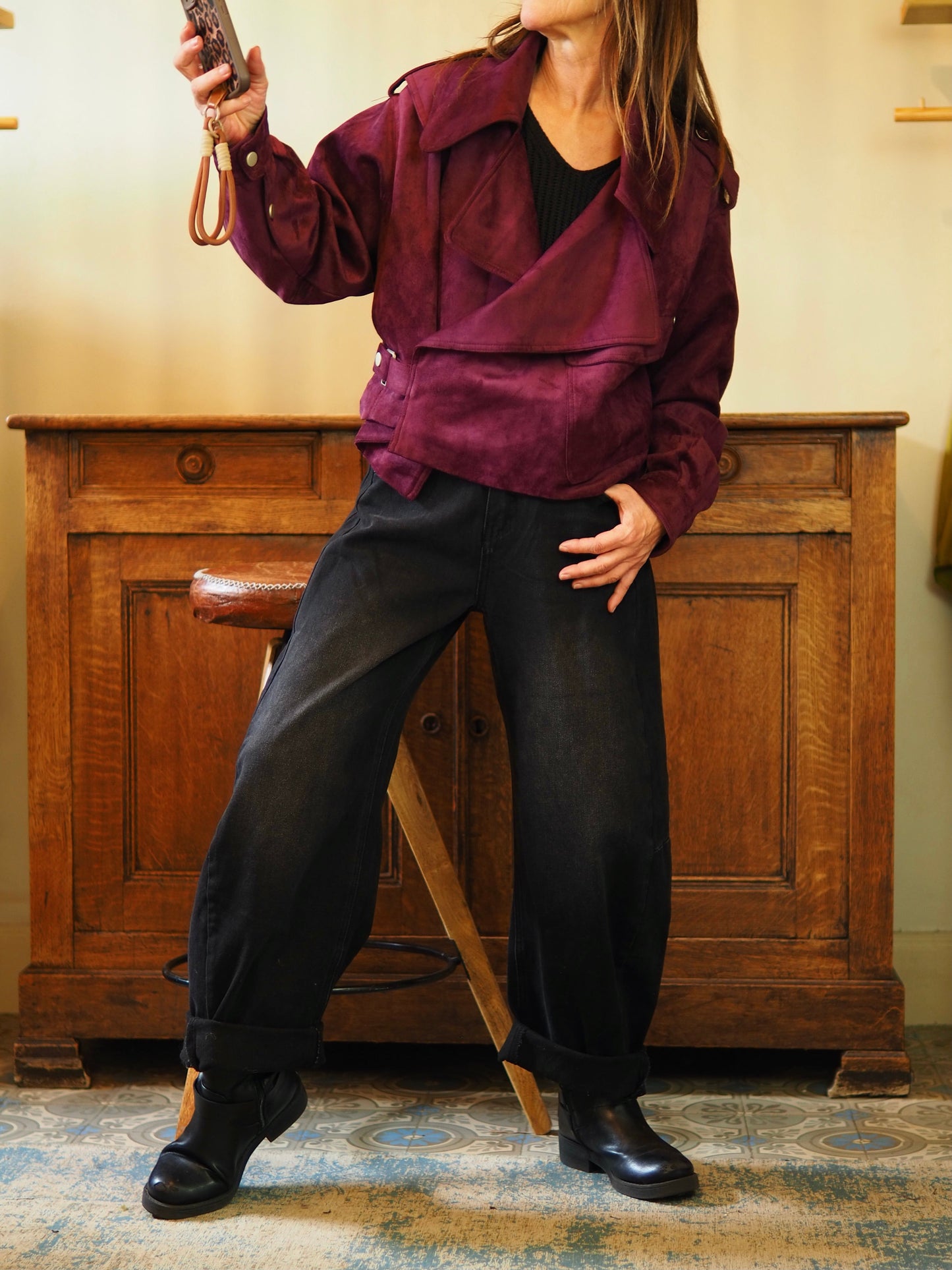 Splendide blouson en suédine bordaux. Doublé.
Taille unique convient du 36 au 40.
96% Polyester 4% Elasthane.
Tour de poitrine 128cm Longueur dos 51cm.