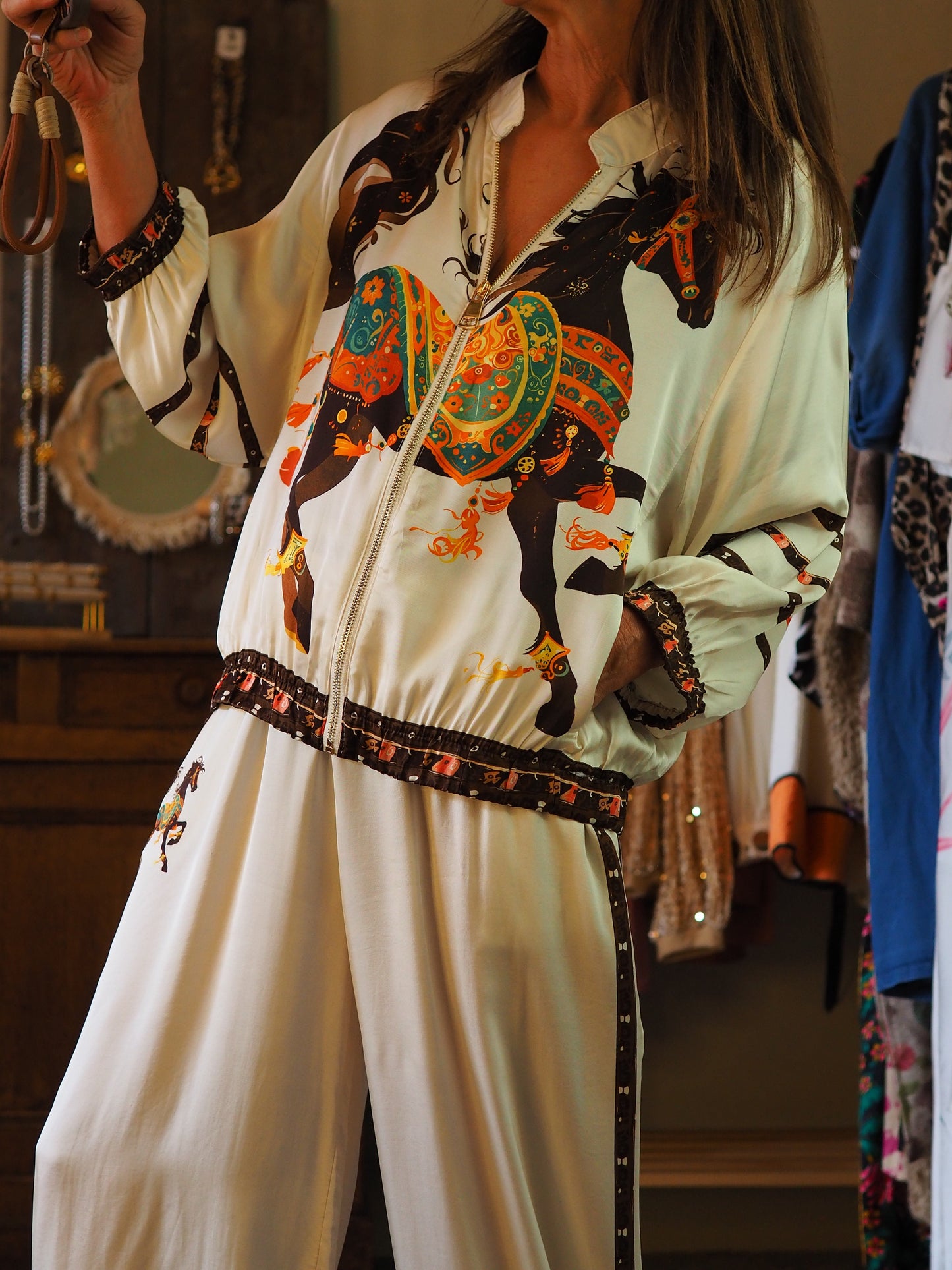 Veste fluide écru avec motifs marrons. Une pépite porté avec le pantalon Mira.
80% Viscose 20% Soie.
Taille unique convient du 36 au 40.
Tour de poitrine 124cm Longueur dos 62cm.