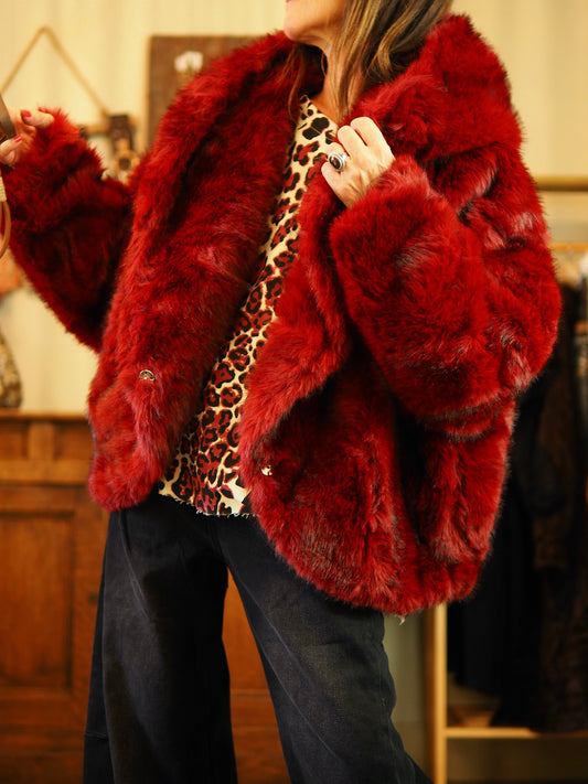 Spendide veste en fausse fourrure bordeaux. Capuche. Doublée. Poches cotés.
Taille unique convient du 36 au 46.
100% Polyester.
Tour de poitrine 144cm Longueur dos 75cm.