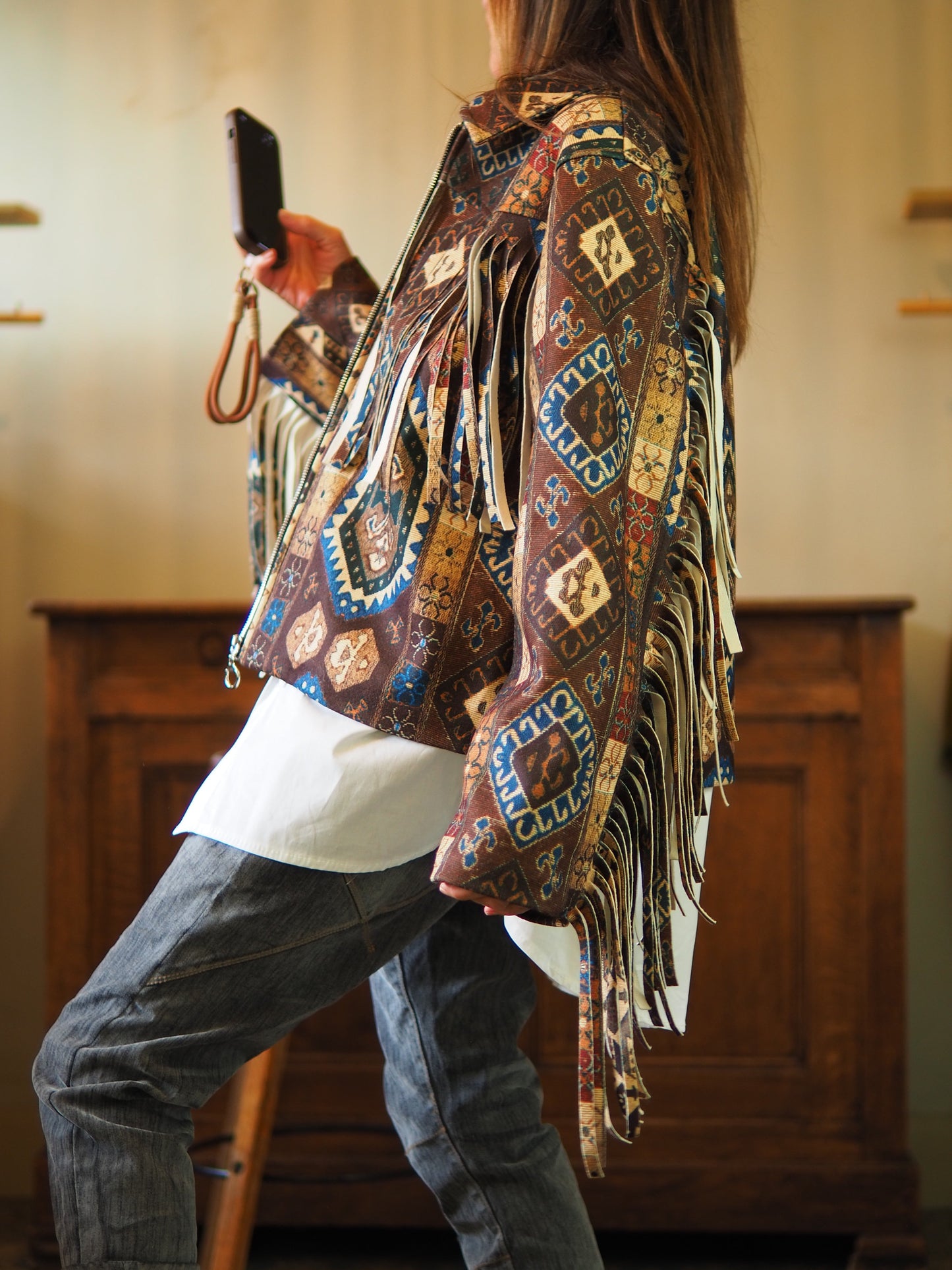 Veste dans les tons marrons avec franges. Doublée et 2 poches cotés. Fermeture éclair. Une pépite ...
Taille unique convient du 36 au 40.
100% Polyester.
Tour de poitrine 116cm Longueur dos 60cm.