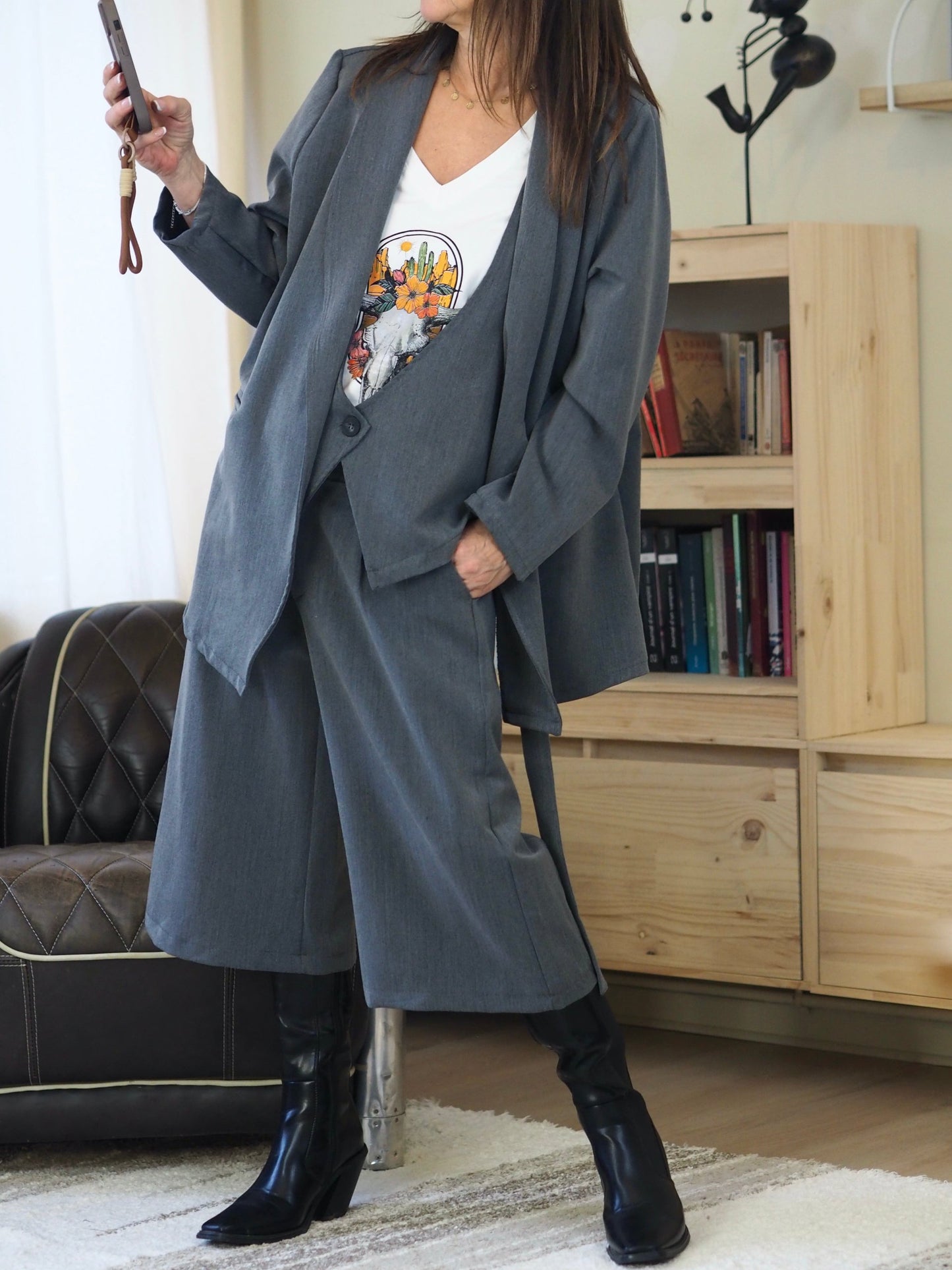 Veste grise à fermer sur le coté.
70% Polyester 25% Viscose 5% Elasthane.
Taille unique convient du 36 au 42.
Largeur dos 62cm Longueur dos 75cm.