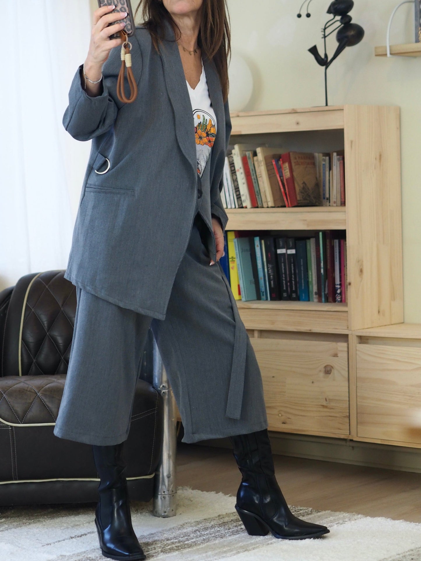 Bermuda gris, taille élastique.
70% Polyester 25% Viscose 5% Elasthane.
Taille unique convient du 36 au 40.
Tour de taille maximum 92cm.