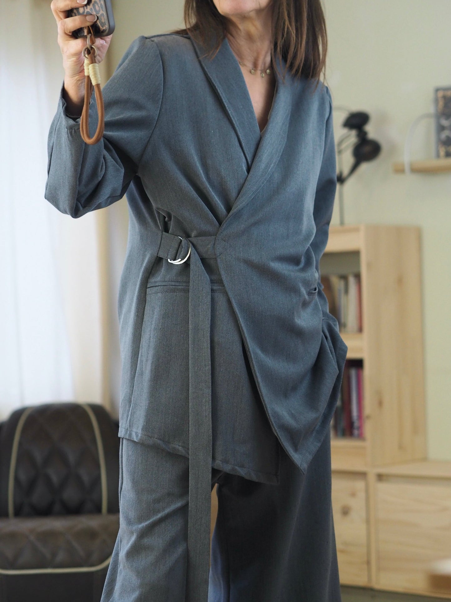 Veste grise à fermer sur le coté.
70% Polyester 25% Viscose 5% Elasthane.
Taille unique convient du 36 au 42.
Largeur dos 62cm Longueur dos 75cm.