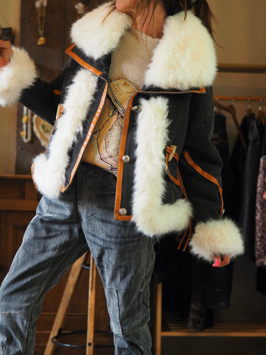 Magnifique blouson jeans anthracite avec fausse fourrure blanche. Doublée.
Taille unique convient du 36 au 40/42.
100% Coton.
Tour de poitrine 120cm Longueur dos 61cm.