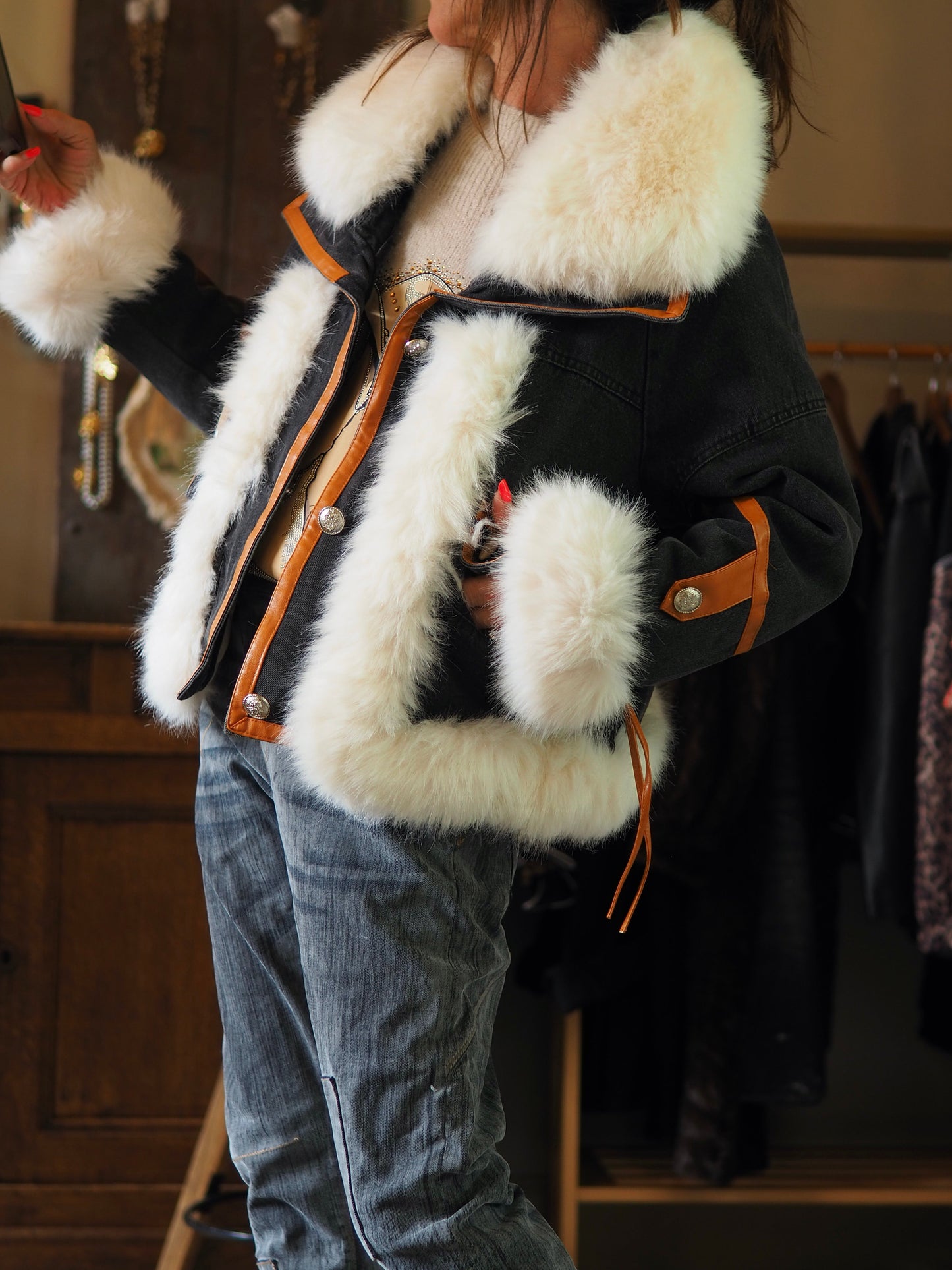 Magnifique blouson jeans anthracite avec fausse fourrure blanche. Doublée.
Taille unique convient du 36 au 40/42.
100% Coton.
Tour de poitrine 120cm Longueur dos 61cm.