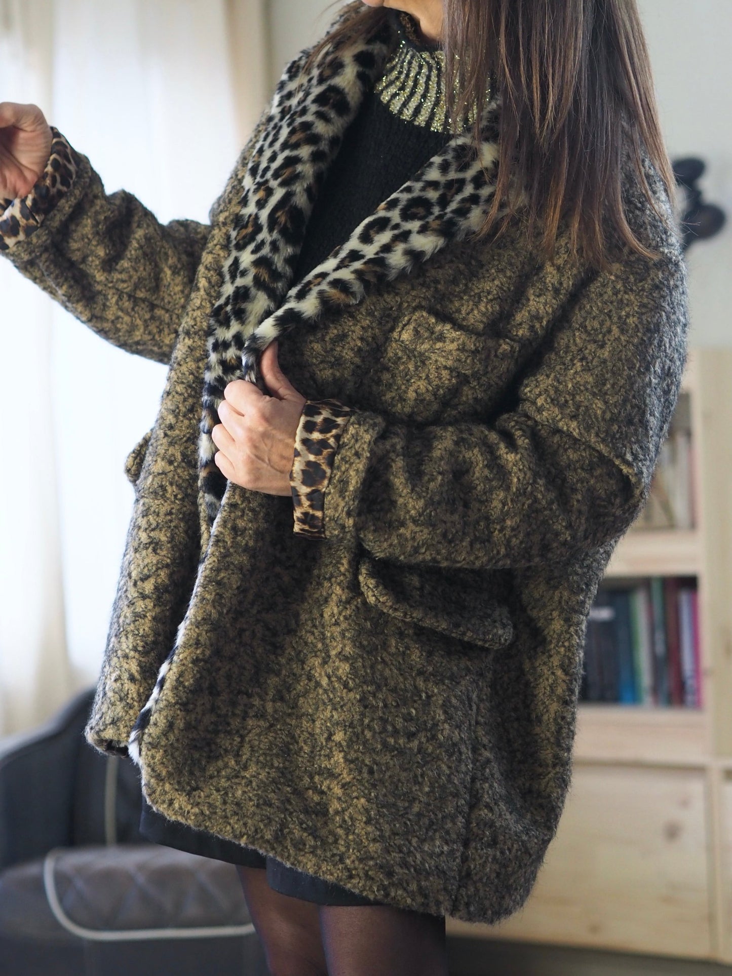 Manteau tons noir/camel. Col fausse fourrure léopard. Doublée en léopard.
100% Polyester.
Taille unique du 36 au 46.
Largeur dos 80cm Longueur dos 80cm.