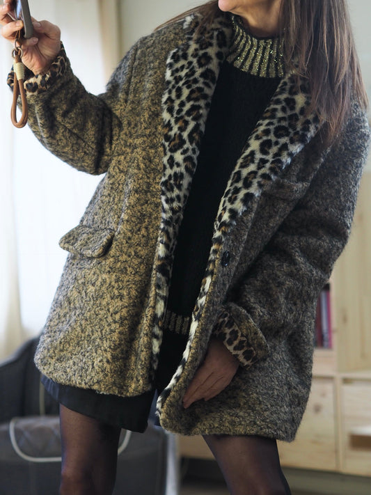 Manteau tons noir/camel. Col fausse fourrure léopard. Doublée en léopard.
100% Polyester.
Taille unique du 36 au 46.
Largeur dos 80cm Longueur dos 80cm.