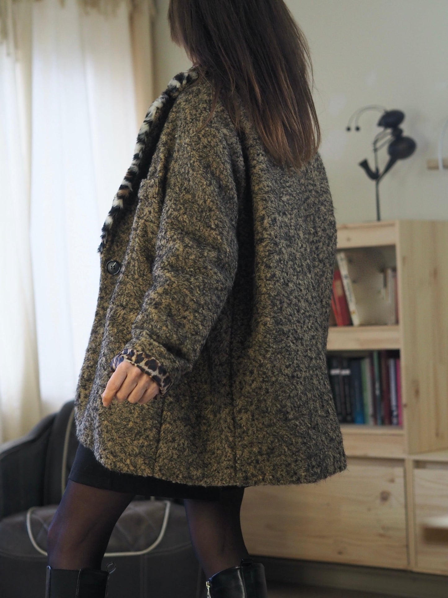 Manteau tons noir/camel. Col fausse fourrure léopard. Doublée en léopard.
100% Polyester.
Taille unique du 36 au 46.
Largeur dos 80cm Longueur dos 80cm.