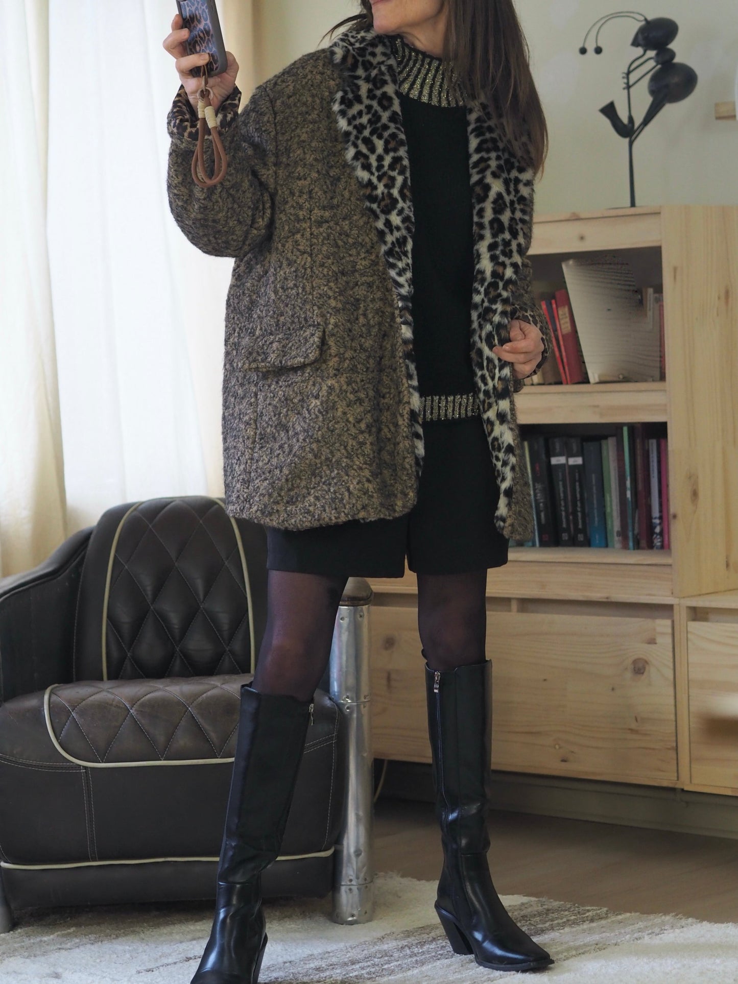 Manteau tons noir/camel. Col fausse fourrure léopard. Doublée en léopard.
100% Polyester.
Taille unique du 36 au 46.
Largeur dos 80cm Longueur dos 80cm.