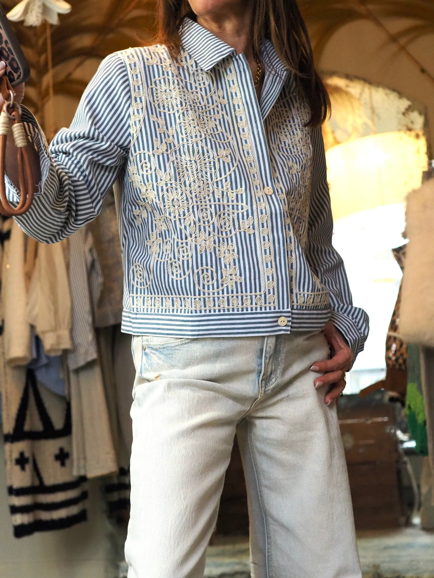 Veste fine ou chemise lignée bleu et blanc avec broderies écru.
100% Coton.
Taille S/M- 36/38 M/L-40/42
Largeur dos 58cm Longeur dos 56cm pour la S/M et Largeur dos 60cm pour la M/L.